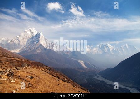 Vue en soirée du mont Ama Dablam sur le chemin du camp de base du mont Everest, vallée de Khumbu, Solukhumbu, parc national de Sagarmatha - mont himalayas népalais Banque D'Images