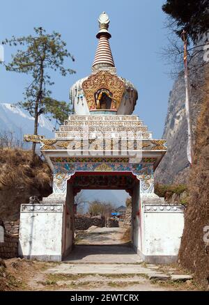 Stupa bouddhiste dans le village de Chame, le circuit de randonnée d'annapurna, Népal Banque D'Images