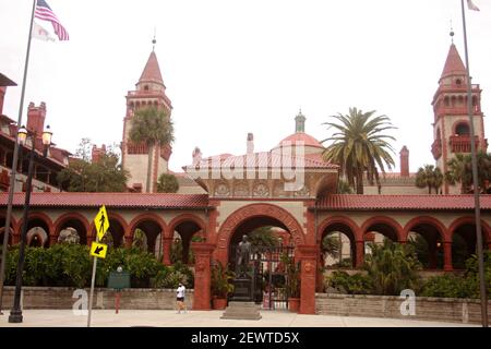 Vue extérieure de l'hôtel Ponce de Leon (Flagler College) du XIXe siècle à St. Augustine, FL, États-Unis. Une statue de Henry Flagler à l'entrée. Banque D'Images