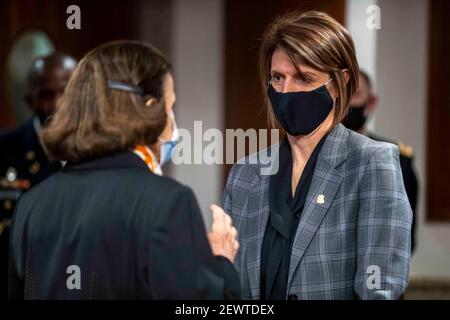 Washington, États-Unis. 03ème mars 2021. Le directeur adjoint de la division antiterroriste du FBI Jill Sanborn (R) s'entretient avec le sénateur démocrate de Californie Dianne Feinstein (L) avant l'audience du Sénat sur la sécurité intérieure et les affaires gouvernementales/les règles et l'administration pour examiner l'attaque du 6 janvier 2021 sur le Capitole des États-Unis à Capitol Hill à Washington, DC, Etats-Unis, 03 mars 2021. (Photo par Pool/Sipa USA) crédit: SIPA USA/Alay Live News Banque D'Images