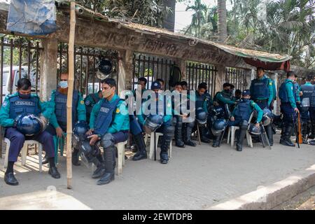 Dhaka, Bangladesh. 03ème mars 2021. Les policiers se reposent pendant le rassemblement à Dhaka.des centaines de manifestants ont été interdits par des agents de police dans la zone de Paribagh à Dhaka, tout en marchant vers le Bureau du Premier ministre (PMO) dans un rassemblement exigeant l'abolition de la loi sur la sécurité numérique (DSA), dans lequel l'écrivain Mushtaq Ahmed a été arrêté et est mort plus tard prison après neuf mois. Crédit : SOPA Images Limited/Alamy Live News Banque D'Images