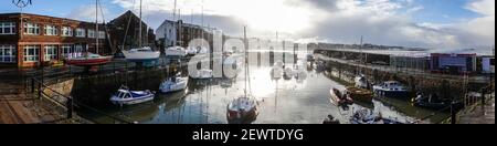 Le port, Berwick Nord en hiver. Beaucoup moins de bateaux qu'en été. Yachts disposés côté port. Banque D'Images