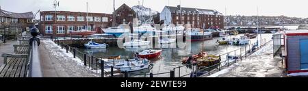 L'hiver au port de North Berwick. Peu de bateaux amarrés et de yachts disposés du côté du port. Banque D'Images