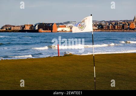 Drapeau sur le 1er Vert, West Links, North Berwick Banque D'Images