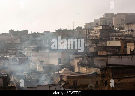 Fumée s'élevant sur les toits de la médina de Fès tôt le matin, Fès, Maroc Banque D'Images