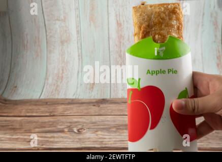 Rawang, Selangor, Malaisie, le 4 mars 2021 - la tarte aux pommes McDonald's est isolée avec une table en bois sur le fond. Croustillantes à l'extérieur, chaudes à l'intérieur Banque D'Images