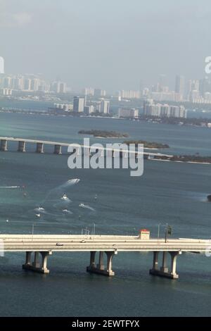 Miami, Floride, États-Unis. Vue depuis le centre-ville sur Biscayne Bay, avec MacArthur Causeway et Julia Tuttle Causeway. Hôtels de Miami Beach vus à l'arrière. Banque D'Images