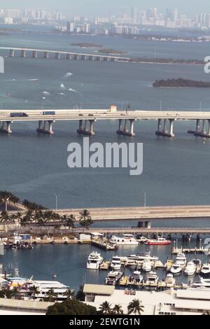 Miami, Floride, États-Unis. Vue depuis le centre-ville sur Biscayne Bay, avec MacArthur Causeway et Julia Tuttle Causeway. Hôtels de Miami Beach vus à l'arrière. Banque D'Images