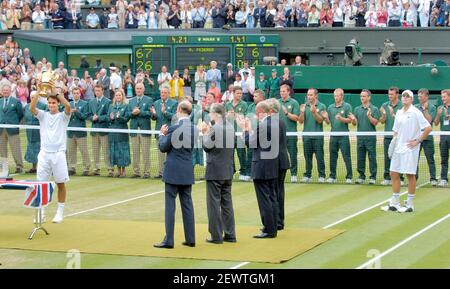 CHAMPIONNAT DE TENNIS DE WIMBLEDON 12E JOUR FINALE HOMMES RODGER FEDERER BAT ANDY RODDICK 3/7/2005 PHOTO DAVID ASHDOWNWIMBLEDON TENNIS Banque D'Images