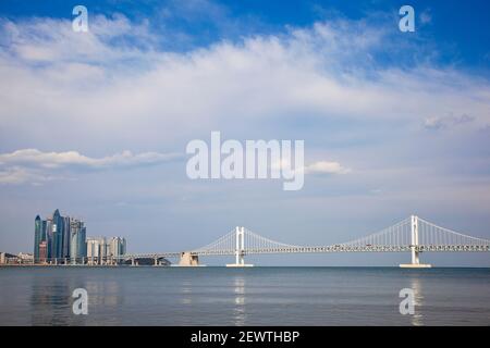 Gyeongsangnam-do, Corée, Busan, Gwangan - pont Gwangan Gwangalli beach, également connu sous le nom de pont de Diamants Banque D'Images