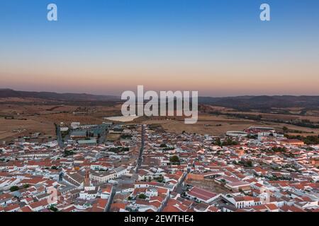 Petite ville andalouse dans le sud de l'Espagne photographiée du sommet d'une montagne Banque D'Images