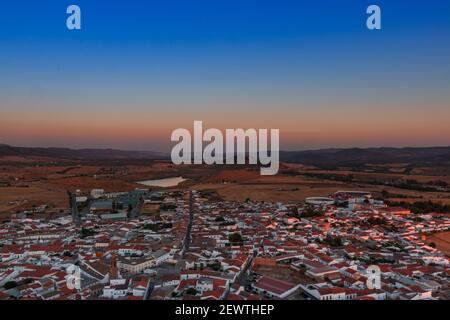 Petite ville andalouse dans le sud de l'Espagne photographiée du sommet d'une montagne Banque D'Images