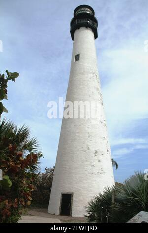 Key Biscayne, Floride, États-Unis. La lumière du Cap de Floride dans le parc d'État de Bill Baggs Cape Florida. Banque D'Images