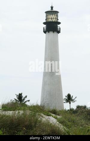 Key Biscayne, Floride, États-Unis. La lumière du Cap de Floride dans le parc d'État de Bill Baggs Cape Florida. Banque D'Images