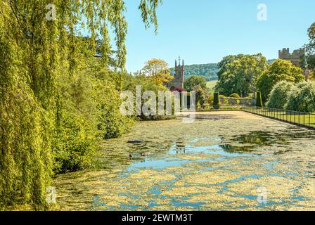 Bassin principal au château de Sudeley près de Winchcombe, Gloucestershire, Angleterre, Royaume-Uni Banque D'Images