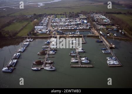 Photo aérienne de Thornham Marina sur la baie de Prinsed près d'Emsworth Hampshire, avec des yachts et des bateaux amarrés sur les pontons. Banque D'Images