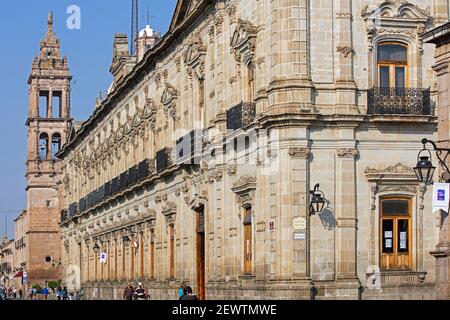 Palais fédéral du XVIIIe siècle, ancien couvent dominicain sur l'Avenida Francisco I. Madero, rue principale de la ville Morelia, Michoacán, Mexique Banque D'Images