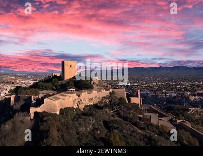 Château de Lorca à Lorca, Murcie, Espagne, est une forteresse d'origine médiévale construite entre le 9ème et le 15ème siècles. Banque D'Images