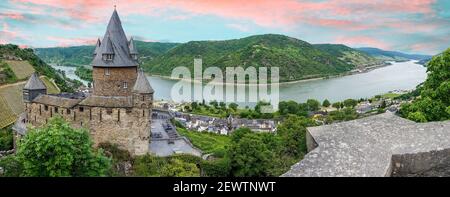 Vue aérienne de la ville de Bacharach en Allemagne, vallée du Rhin. Banque D'Images