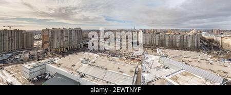 Russie, Saint-Pétersbourg, 03 mars 2021 : vue aérienne de l'immense carrefour de la station de métro Pioneerskaya, Ispytateeley Avenue et Kolomyazhsky, immense Banque D'Images