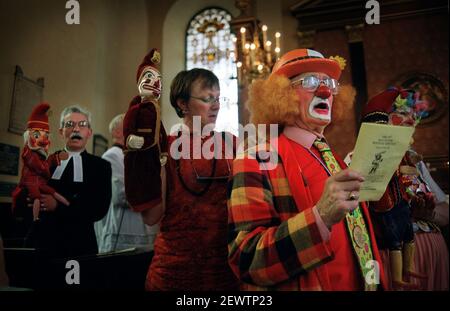 CLOWNS, PUNCH ET JUDY HOMMES/ FEMMES PLUS MAI 2000 MINISTRE MÉTHODISTE KEN ELWORTHY[L] À UN SERVICE À L'ÉGLISE ST PAULS À COVENT GARDEN POUR LE MAYFAIR QUI TOMBE À L'ANNIVERSAIRE DE PUNCH 338 Banque D'Images