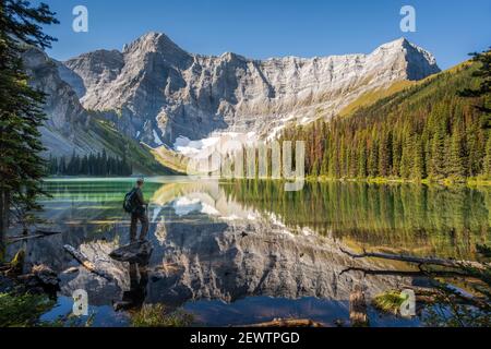 Randonneur regardant la vue à Rawson Lake dans le pays de Kananaskis, Alberta, Canada. Banque D'Images