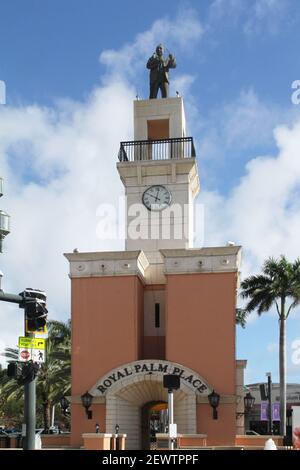 Boca Raton, Floride, États-Unis. La tour de l'horloge de Royal Palm place, avec une statue de l'architecte Addison Mizner sur le dessus. Banque D'Images