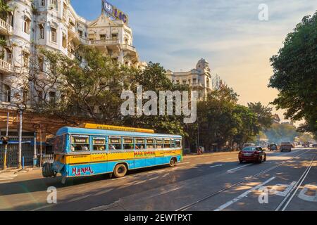 Les transports en commun sont en bus sur la route de la ville, en face de l'ancienne patrimoine immeuble du gouvernement dans la région de Dalhousie, à Kolkata Banque D'Images