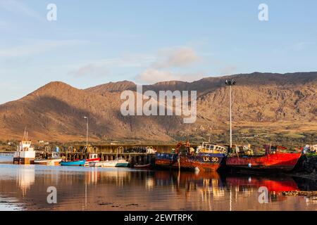 Bateaux amarrés à la jetée d'Ardgroom sur le Beara Ring sur la péninsule de Beara, comté de Cork, Irlande sur la voie de l'Atlantique sauvage Banque D'Images