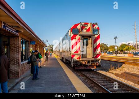 Gare de plate-forme à Lisle, Illinois, par une journée ensoleillée avec train de passagers en plate-forme Banque D'Images