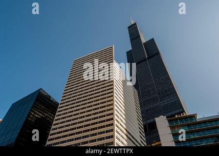 En regardant la Willis Tower, anciennement la Sears Tower in Centre-ville de Chicago Illinois Banque D'Images