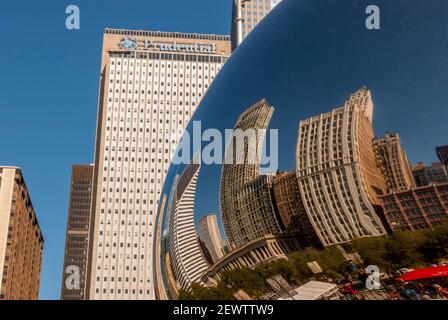 L'horizon de Chicago se reflète dans la surface en miroir de Cloud Gate une immense sculpture en forme de haricot de l'artiste britannique d'origine indienne Sir Anish Kapoorr Banque D'Images