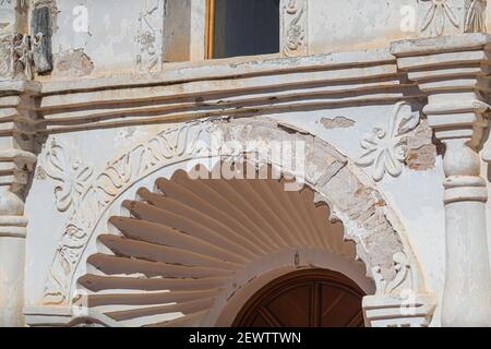 L'église de la mission. Mission San Pedro y San Pablo del Tubutama Mission jésuite historique fondée en 1691 par le Père Eusebio Francisco Kino à Tubutama, Sonora, Mexique. Pimería Alta. L'arche d'entrée reflète le style mudejar de l'architecture islamique. A maintenant une réplique sculptée du Sanctuaire d'Arantzazu, une image de la Vierge Marie à Arantzazu dans le pays Basque, nord de l'Espagne (photo par Luis Gutierrez / Norte photo) la iglesia de la misión. La misión de San Pedro y San Pablo del Tubutama misión jesuíta histórica fundada 1691 por el padre Eusebio Francisco Kino en Tubutama, Sonora, Mexique. PIM Banque D'Images