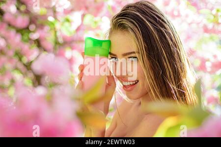 Belle femme avec la nature des cosmétiques pour les cheveux. Soins capillaires. Shampooing, balsam, après-shampooing. Banque D'Images