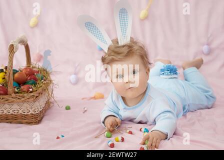 Mignon petit bébé en costume de Pâques regardant sur nous Banque D'Images