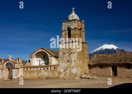 Église en pierre dans le village de Sajama. Sajama, Altiplano bolivien Banque D'Images