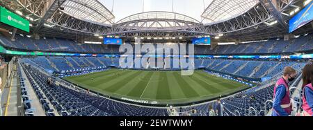 Russie, Saint-Pétersbourg, 19 août 2020: Le terrain de football de l'arène de stade Gazprom, va la préparation pour le jeu, les gens attendent le début du jeu, an Banque D'Images