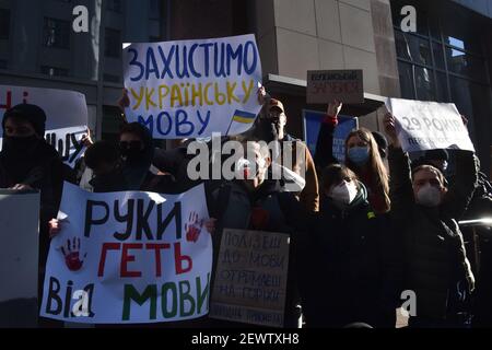 KIEV, UKRAINE - MARH 03, 2021 - les activistes publics tiennent des pancartes avec des slogans pendant le No to Russian Spring! action de protestation contre l'abolition de f Banque D'Images