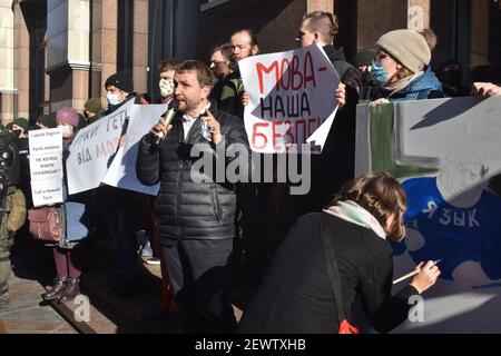 KIEV, UKRAINE - MARH 03, 2021 - député d'Ukraine, membre de la faction parlementaire du Parti de la solidarité européenne Volodymyr Viatrovych (C) livre un sp Banque D'Images