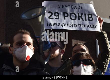 KIEV, UKRAINE - MARH 03, 2021 - Un activiste public tient une plaque avec des slogans pendant le non au printemps russe! action de protestation contre l'abolition o Banque D'Images