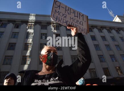 KIEV, UKRAINE - MARH 03, 2021 - Un activiste public tient une plaque avec des slogans pendant le non au printemps russe! action de protestation contre l'abolition o Banque D'Images