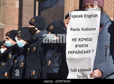 KIEV, UKRAINE - MARH 03, 2021 - Un activiste public tient une plaque avec des slogans pendant le non au printemps russe! action de protestation contre l'abolition o Banque D'Images