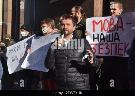 KIEV, UKRAINE - MARH 03, 2021 - député d'Ukraine, membre de la faction parlementaire du Parti de la solidarité européenne Volodymyr Viatrovych (C) livre un sp Banque D'Images