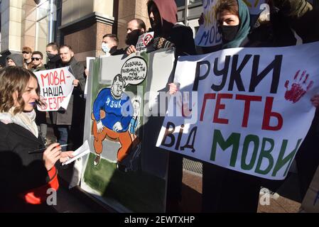 KIEV, UKRAINE - MARH 03, 2021 - les activistes publics tiennent des pancartes avec des slogans pendant le No to Russian Spring! action de protestation contre l'abolition de f Banque D'Images