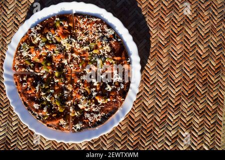 Pizza Farali à base de farine à jeun mangée au cours de la jeûne indienne avec des ingrédients à jeun nappés de fromage. Pizza indienne à base dure. Préparé avec fa Banque D'Images