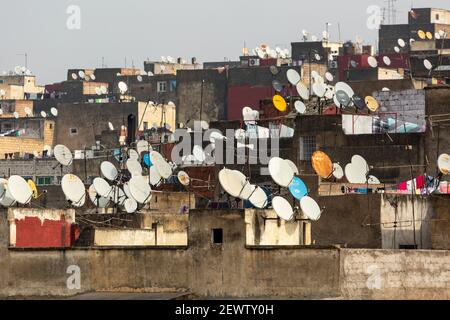 Vue sur les toits de la médina de Fès montrant de nombreux plats satellites, Fès, Maroc Banque D'Images