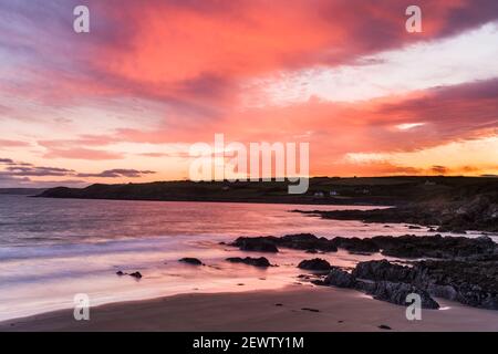 Un magnifique coucher de soleil sur la plage de Dunworley à West Cork, en Irlande. La côte ouest de Cork se trouve sur la Wild Atlantic Way en Irlande. Banque D'Images