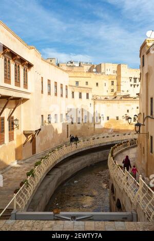 Vue sur la rivière Oued Bou Khrareb et les bâtiments environnants de la Fès médina, au Maroc Banque D'Images