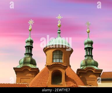 Haut de la cathédrale Saint-Laurent contre le ciel rose, Prague Banque D'Images