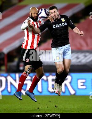 David McGoldrick de Sheffield United (à gauche) et John McGinn de Aston Villa se battent pour le ballon lors du match de la Premier League à Bramall Lane, Sheffield. Date de la photo: Mercredi 3 mars 2021. Banque D'Images